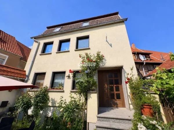 Immobilie in Bad Tennstedt - antaris Immobilien GmbH **Einfamilienhaus mit Charme, Innenhof, Garage und Gartengrundstück**  - Bild 0