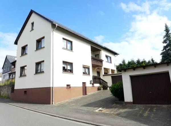 Immobilie in Ehringshausen - Gepflegtes Wohnhaus mit parkartigem Garten - Bild 0