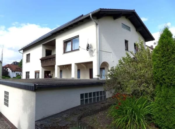 Immobilie in Ehringshausen - Gepflegtes Wohnhaus mit parkartigem Garten - Bild 1