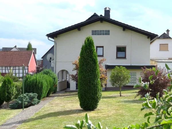 Immobilie in Ehringshausen - Gepflegtes Wohnhaus mit parkartigem Garten - Bild 2
