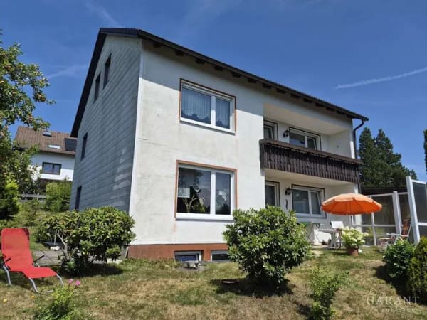 Immobilie in Naila - Wohnen mit Weitblick - Dreifamilienhaus mit großem Grundstück, Garagen und vielseitigem Potenzial! - Bild 1