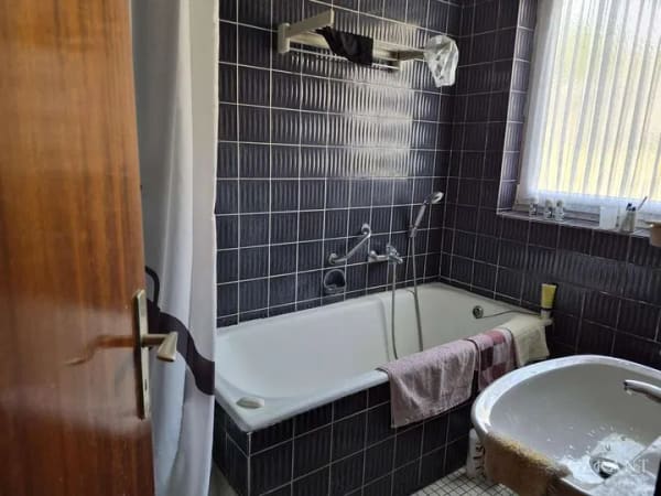 Immobilie in Naila - Wohnen mit Weitblick - Dreifamilienhaus mit großem Grundstück, Garagen und vielseitigem Potenzial! - Bild 4