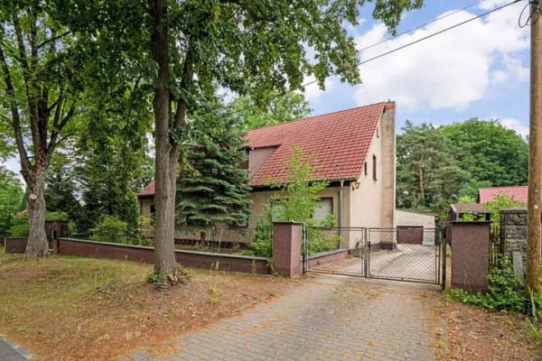 Immobilie in Rehfelde - Freiraum für Ihre Wohnträume – Großzügiges Einfamilienhaus mit Baureserve - Bild 1