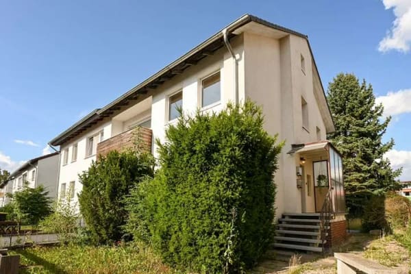 Immobilie in Sehnde - Attraktives Doppelhaus mit zwei Wohneinheiten und großem Garten - Bild 0