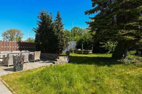 Immobilie in Sehnde - Attraktives Doppelhaus mit zwei Wohneinheiten und großem Garten - Bild 1
