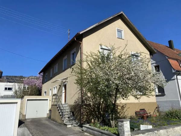 Immobilie in Spaichingen - Vielseitiges Zweifamilienhaus mit Entwicklungsmöglichkeiten - Bild 0