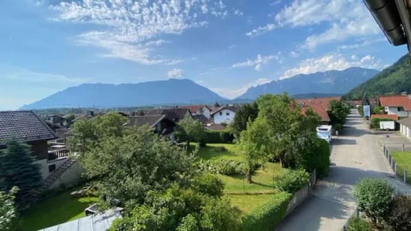 Immobilie in Piding - Wohnen mit Traumblick: Helle 2-Zimmer-Dachgeschosswohnung mit Sichtdachstuhl & Untersberg-Panorama! - Bild 1