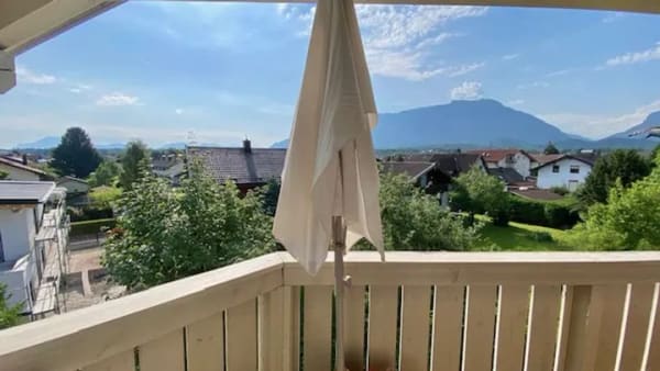 Immobilie in Piding - Wohnen mit Traumblick: Helle 2-Zimmer-Dachgeschosswohnung mit Sichtdachstuhl & Untersberg-Panorama! - Bild 2