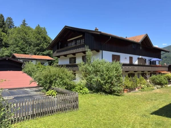 Immobilie in Schleching - Helle, möblierte 3-Zi.-DG-ETW mit extra Dusche, herrlichem Bergblick-Balkon, Kellerraum und TG-Stpl. - Bild 1