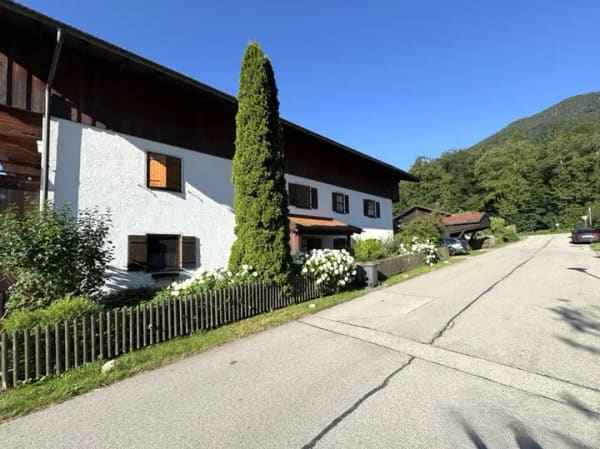 Immobilie in Schleching - Helle, möblierte 3-Zi.-DG-ETW mit extra Dusche, herrlichem Bergblick-Balkon, Kellerraum und TG-Stpl. - Bild 2