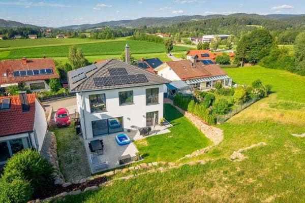 Immobilie in Haselbach - + Neuwertig. Modern. Großzügig. Ruhig. Ein Haus für die ganze Familie! + - Bild 2