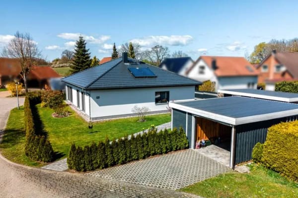 Immobilie in Möllenhagen - Barrierefreier Walmdachbungalow mit Sauna & Wintergarten nahe Müritz-Nationalpark - Bild 1