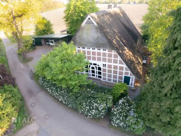 Immobilie in Hechthausen - Traumhaus unter Reet - energetisch top saniert - in idyllischer Feldrandlage - Bild 1