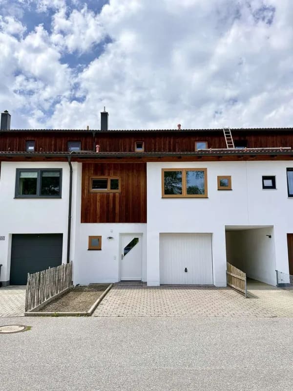 Immobilie in Raubling - Großzügiges Reihenmittelhaus in bevorzugter Lage von Raubling- selber einziehen oder vermieten! - Bild 0