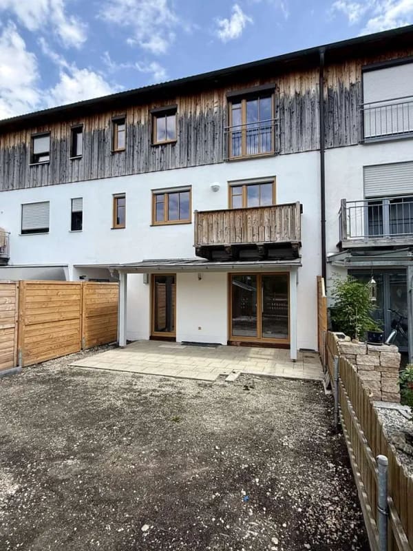 Immobilie in Raubling - Großzügiges Reihenmittelhaus in bevorzugter Lage von Raubling- selber einziehen oder vermieten! - Bild 1