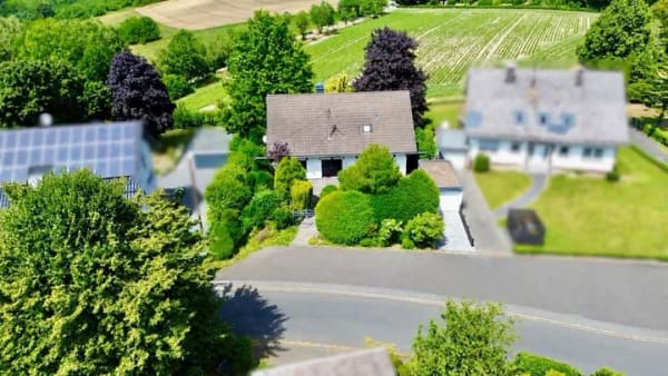 Immobilie in Gebhardshain - **Familienhaus in bevorzugter Ortsrandlage von Gebhardshain** - Bild 1