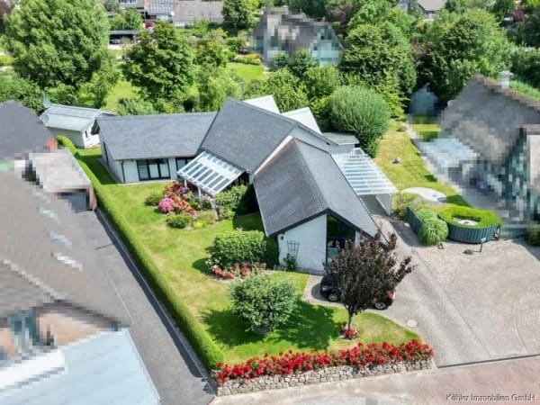 Immobilie in Büsumer Deichhausen - Architektonisch besonderes Wohnhaus mit separatem Apartment in ruhiger Sackgassenendlage - Bild 0