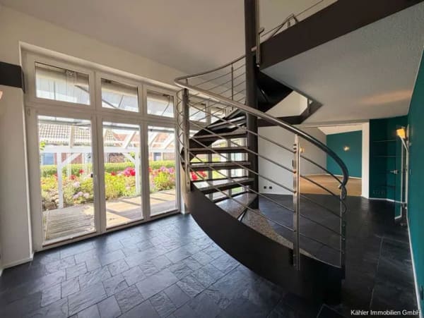 Immobilie in Büsumer Deichhausen - Architektonisch besonderes Wohnhaus mit separatem Apartment in ruhiger Sackgassenendlage - Bild 2