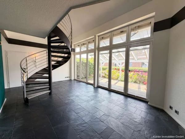 Immobilie in Büsumer Deichhausen - Architektonisch besonderes Wohnhaus mit separatem Apartment in ruhiger Sackgassenendlage - Bild 3
