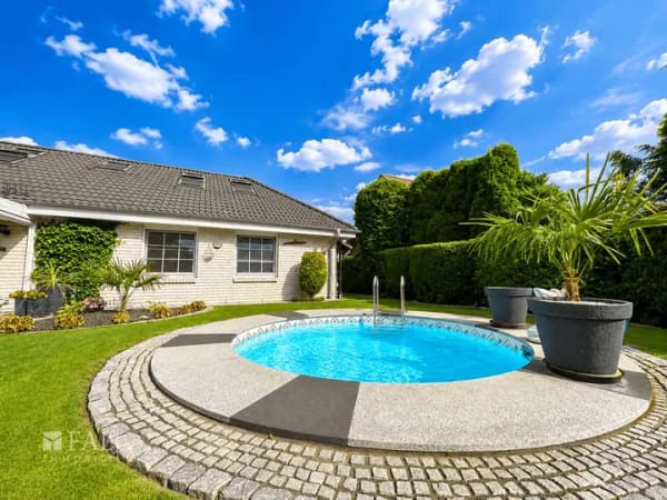 Immobilie in Pölchow - ***Wohnqualität auf höchstem Niveau – Stilvolles Einfamilienhaus mit Pool und Exklusivität*** - Bild 2