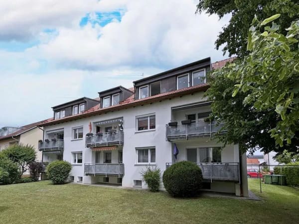 Immobilie in Feucht - RUHIGE LAGE IN FEUCHT: SANIERUNGSBEDÜRFTIGE 3-ZIMMER-DG-WOHNUNG OHNE BALKON IM 2: OG OHNE LIFT - Bild 0