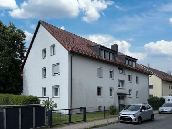 Immobilie in Feucht - RUHIGE LAGE IN FEUCHT: SANIERUNGSBEDÜRFTIGE 3-ZIMMER-DG-WOHNUNG OHNE BALKON IM 2: OG OHNE LIFT - Bild 1