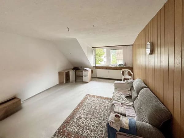 Immobilie in Feucht - RUHIGE LAGE IN FEUCHT: SANIERUNGSBEDÜRFTIGE 3-ZIMMER-DG-WOHNUNG OHNE BALKON IM 2: OG OHNE LIFT - Bild 2