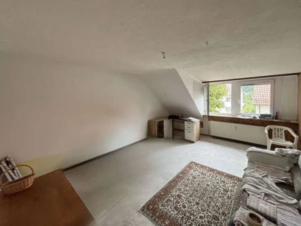Immobilie in Feucht - RUHIGE LAGE IN FEUCHT: SANIERUNGSBEDÜRFTIGE 3-ZIMMER-DG-WOHNUNG OHNE BALKON IM 2: OG OHNE LIFT - Bild 3