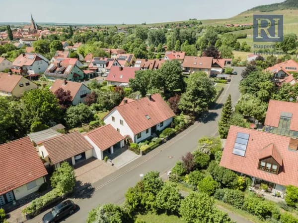 Immobilie in Iphofen - Großzügiges Wohnhaus mit Idyllischen Garten - am Fuße des Schwanbergs - Bild 1