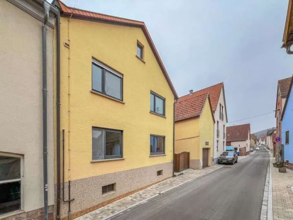Immobilie in Karlstadt - Viel Haus, viel Potenzial – Zweifamilienhaus mit Scheune für handwerklich geschickte Selbermacher - Bild 0