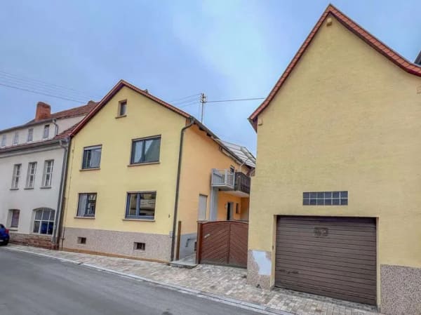 Immobilie in Karlstadt - Viel Haus, viel Potenzial – Zweifamilienhaus mit Scheune für handwerklich geschickte Selbermacher - Bild 1