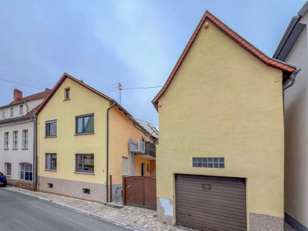 Immobilie in Karlstadt - Viel Haus, viel Potenzial – Zweifamilienhaus mit Scheune für handwerklich geschickte Selbermacher - Bild 2