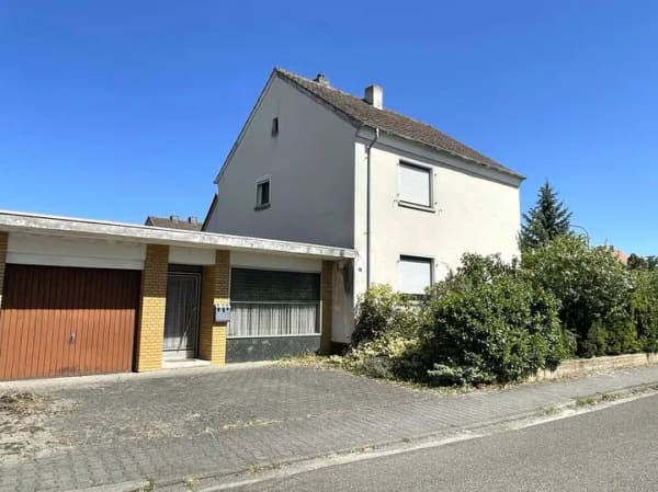 Immobilie in Maxdorf - Freistehendes EFH mit Anbau und Ausbaupotenzial auf sonnigem Eckgrundstück, Garage und 2 Stellplätze - Bild 0