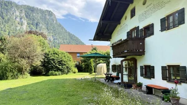 Immobilie in Inzell - Denkmalgeschütztes Bauernhaus mit Bergblick – großzügiges Zuhause für zwei Familien in Inzell - Bild 0
