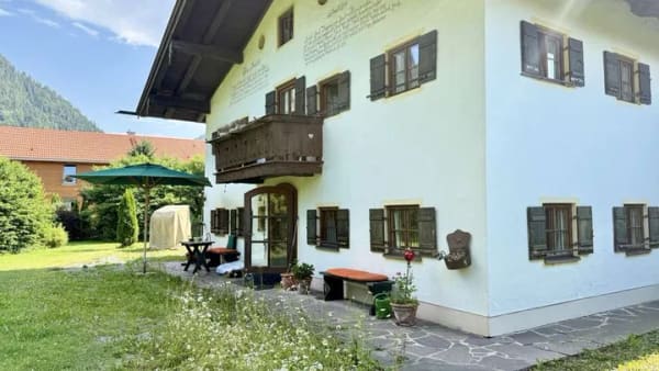 Immobilie in Inzell - Denkmalgeschütztes Bauernhaus mit Bergblick – großzügiges Zuhause für zwei Familien in Inzell - Bild 1