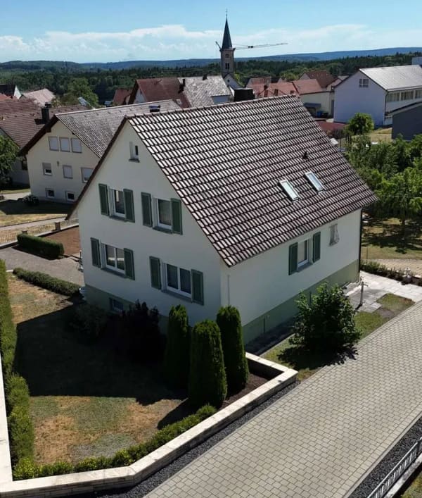 Immobilie in Irndorf - Charmantes Einfamilienhaus mit Streuobstwiese und vielseitigem Nebengebäude - Bild 1
