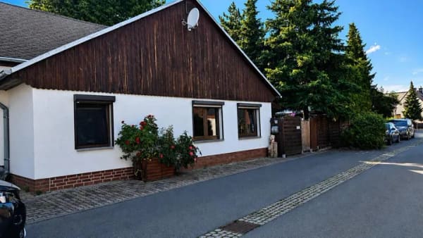 Immobilie in Bitterfeld-Wolfen - Charmantes Zweifamilienhaus mit zwei vermieteten Wohneinheiten und attraktivem Grundstück - Bild 0