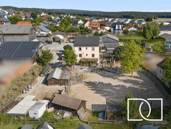 Immobilie in Kastl - Idyllisches Reitanwesen! Zweifamilienhaus mit Offenstall, Reitplatz und Nebengebäuden - Bild 0