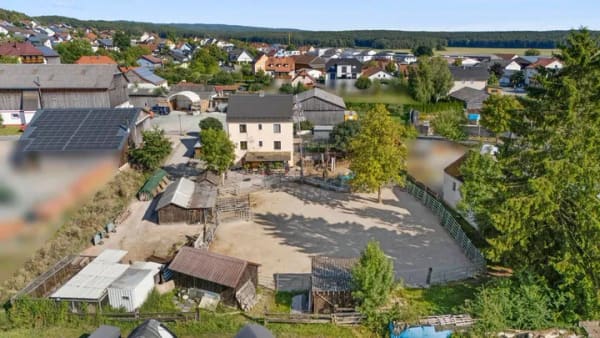 Immobilie in Kastl - Idyllisches Reitanwesen! Zweifamilienhaus mit Offenstall, Reitplatz und Nebengebäuden - Bild 1