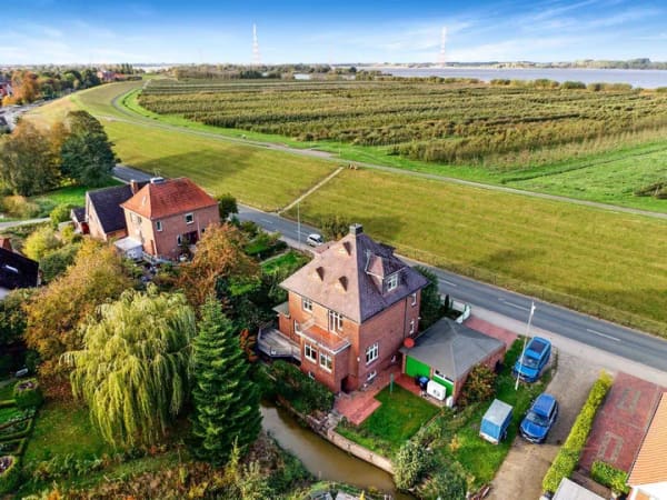 Immobilie in Grünendeich - Wohnen mit Elbblick - Stilvolles Lotsenhaus in der ersten Reihe - Bild 1
