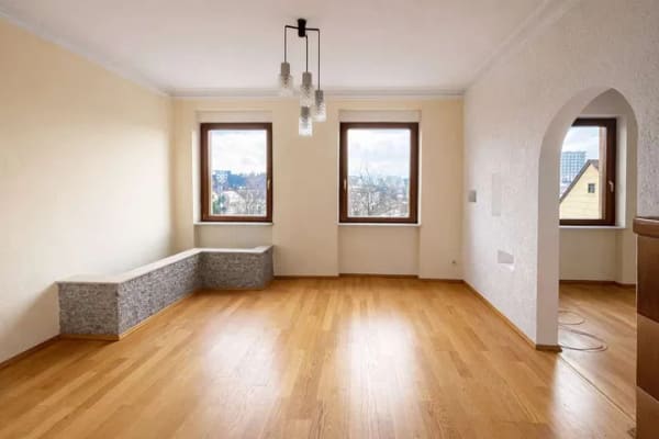 Immobilie in Pforzheim - Große Altbauwohnung mit Potenzial:  130 m² Wohnfläche, Balkon und 3 Schlafzimmern! - Bild 0