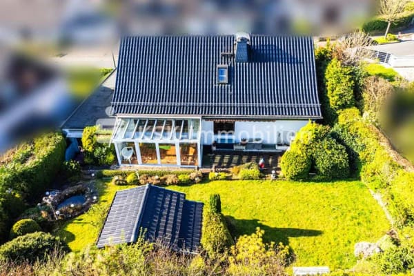 Immobilie in Overath - Hereinspaziert! Attraktives Einfamilienhaus mit Einliegerwohnung in begehrter Lage! - Bild 1