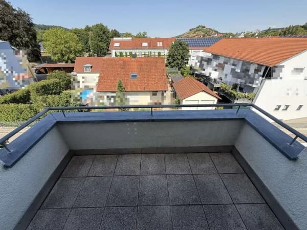Immobilie in Weinsberg - Helle 2-Zimmer-Dachgeschosswohnung mit Westbalkon, TG-Stellplatz und Burgblick - Bild 2