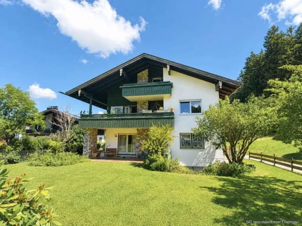 Immobilie in Siegsdorf - Wohnhaus mit einer großzügigen Wohnung im 1. Obergeschoss und weiteren 5 kleinen Appartements. - Bild 0