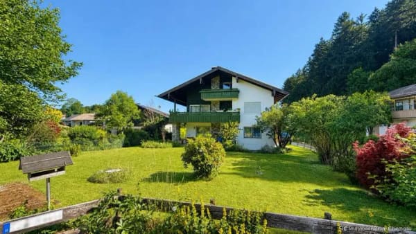 Immobilie in Siegsdorf - Wohnhaus mit einer großzügigen Wohnung im 1. Obergeschoss und weiteren 5 kleinen Appartements. - Bild 1