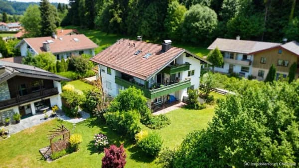 Immobilie in Siegsdorf - Wohnhaus mit einer großzügigen Wohnung im 1. Obergeschoss und weiteren 5 kleinen Appartements. - Bild 2