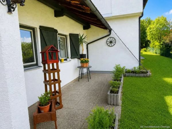 Immobilie in Siegsdorf - Wohnhaus mit einer großzügigen Wohnung im 1. Obergeschoss und weiteren 5 kleinen Appartements. - Bild 4