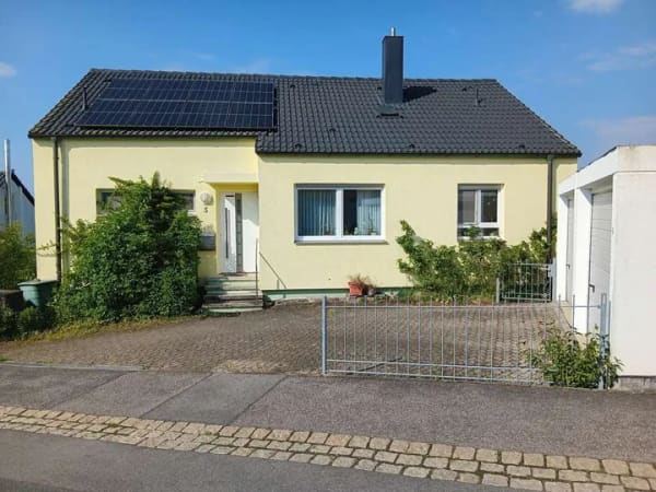 Immobilie in Memmelsdorf - Einfamilienhaus mit Einliegerwohnung, Photovoltaikanlage und großen Garten - provisionsfrei - Bild 0