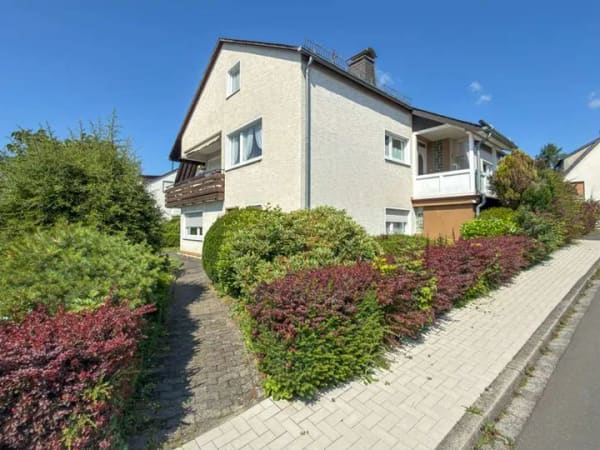 Immobilie in Meschede - Einfamilienhaus mit Einliegerwohnung, Garage und Balkon in einem ruhigen Wohngebiet - Bild 0