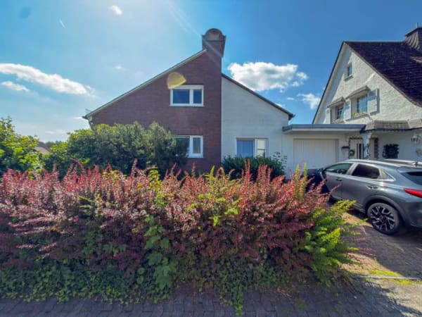 Immobilie in Meschede - Einfamilienhaus mit Einliegerwohnung, Garage und Balkon in einem ruhigen Wohngebiet - Bild 1